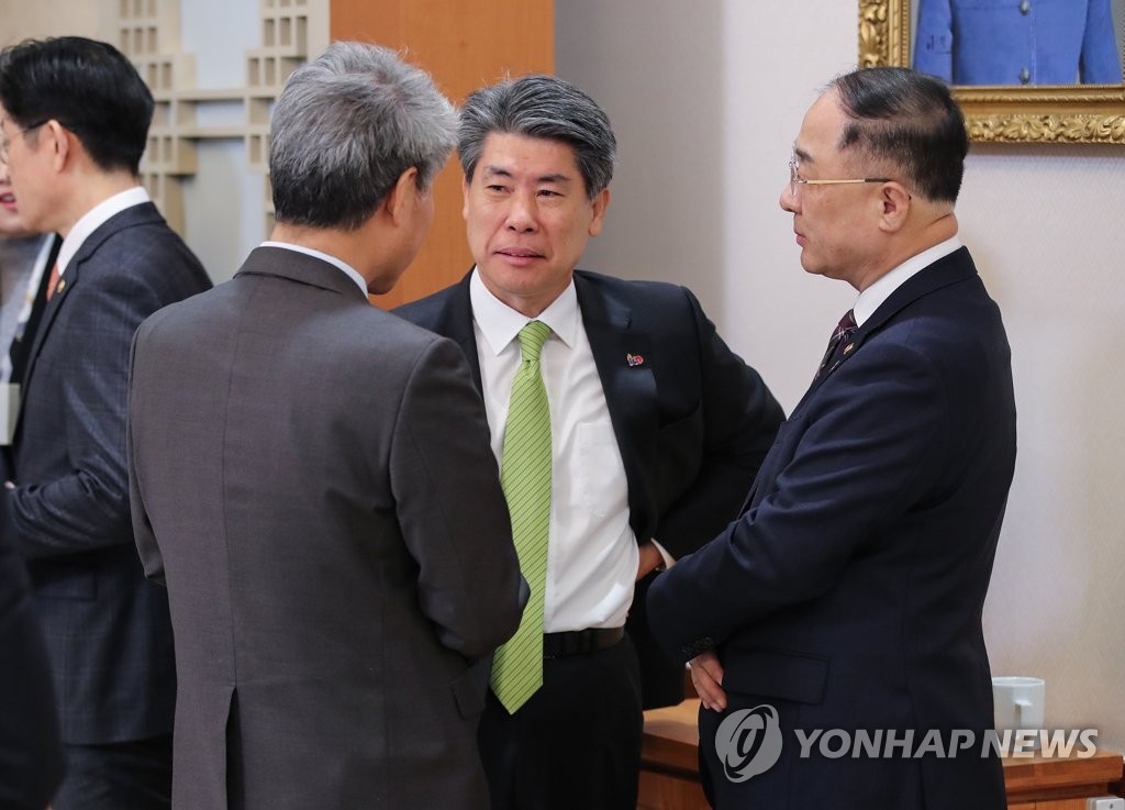 대화하는 정책실장과 경제수석, 경제부총리