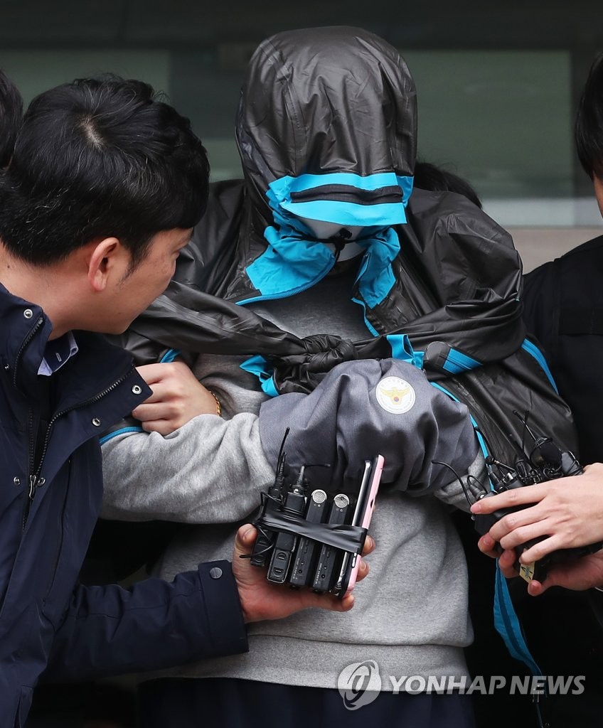 경찰서 나오는 이희진 부모살해 피의자