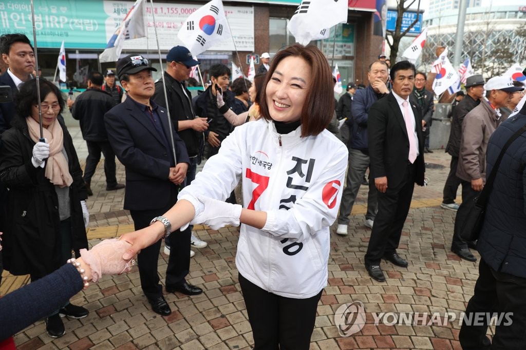지지자들과 인사하는 진순정 후보