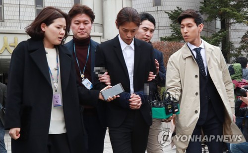 굳은 표정의 '성관계 몰카' 정준영