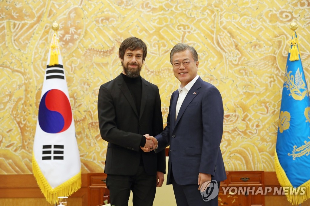 악수 나누는 문 대통령과 잭 도시 트위터 CEO