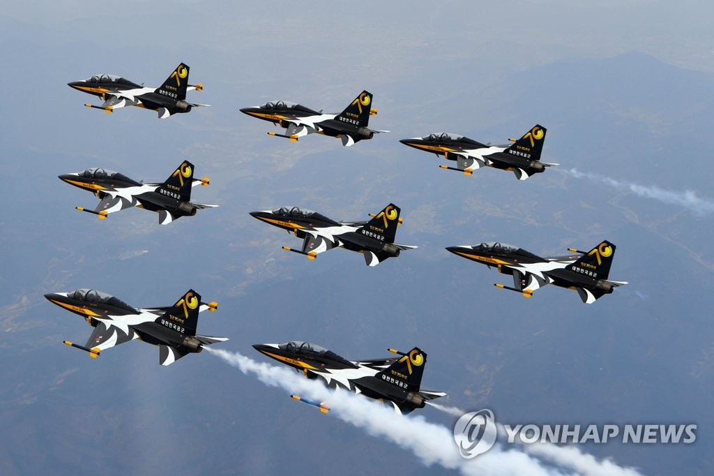'창군 70주년' 기념 이미지와 함께 날아오른 공군 블랙이글스