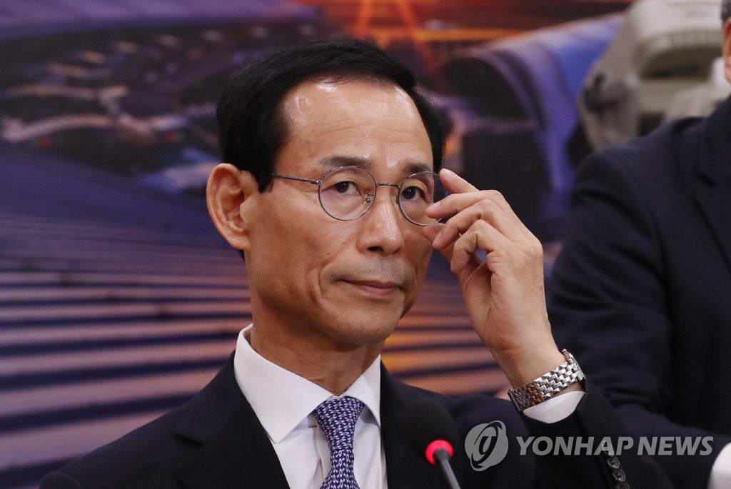 굳은 표정으로 질의 듣는 최정호 장관 후보자