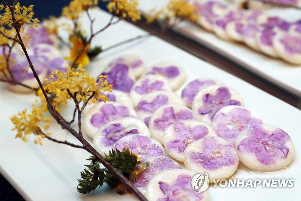 청와대 수석보좌관회의에 김정숙 여사가 만든 '진달래 화전'