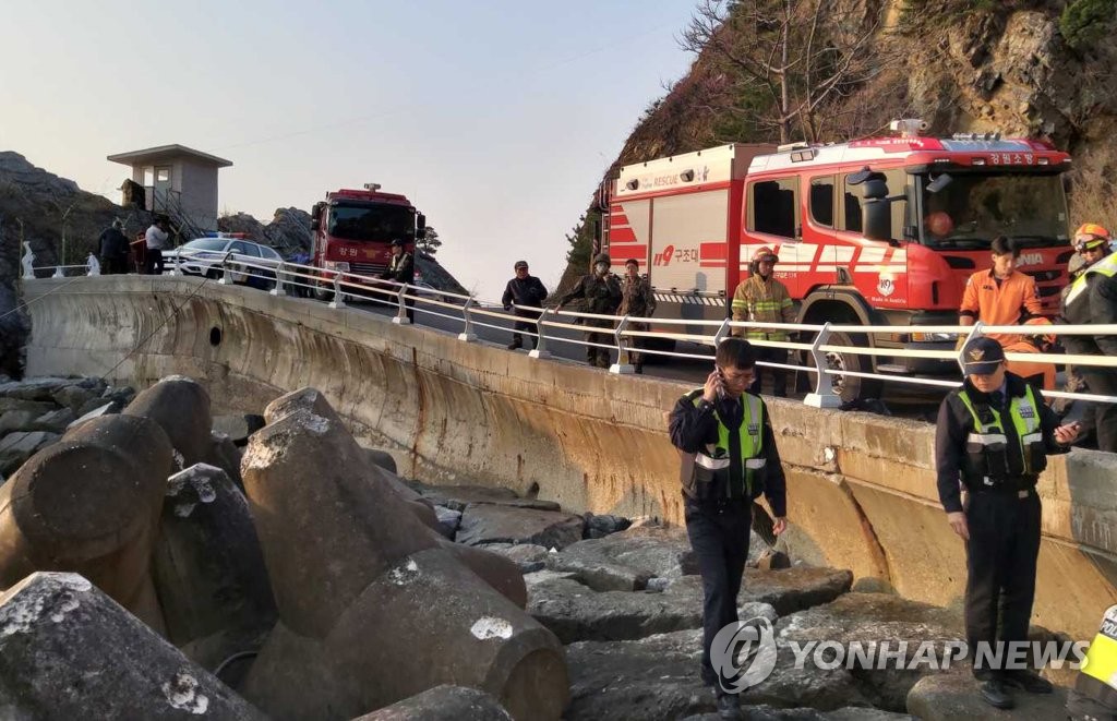 강릉 바다에 승용차 추락…20대 5명 숨져
