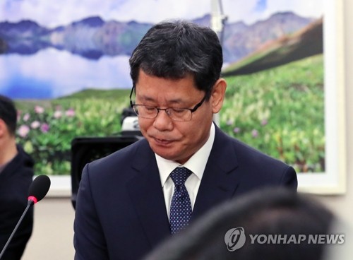 인사청문회에서 질문 듣는 김연철 후보자
