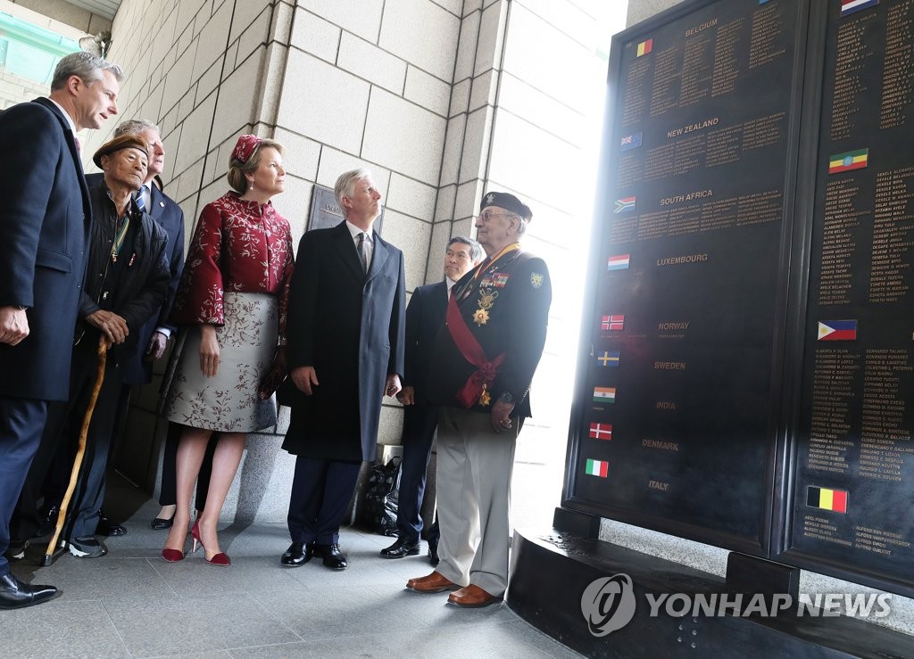 전사자 명비 살펴보는 벨기에 국왕 내외