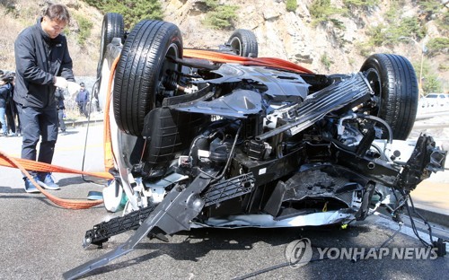 심하게 구겨진 강릉 바다 추락 승용차