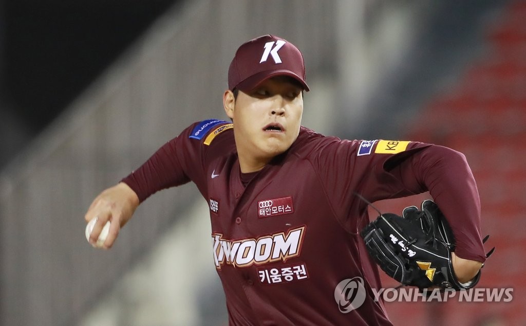 In this file photo from March 28, 2019, Cho Sang-woo of the Kiwoom Heroes throws a pitch against the Doosan Bears in the bottom of the ninth inning of a Korea Baseball Organization regular season game at Jamsil Stadium in Seoul. (Yonhap)