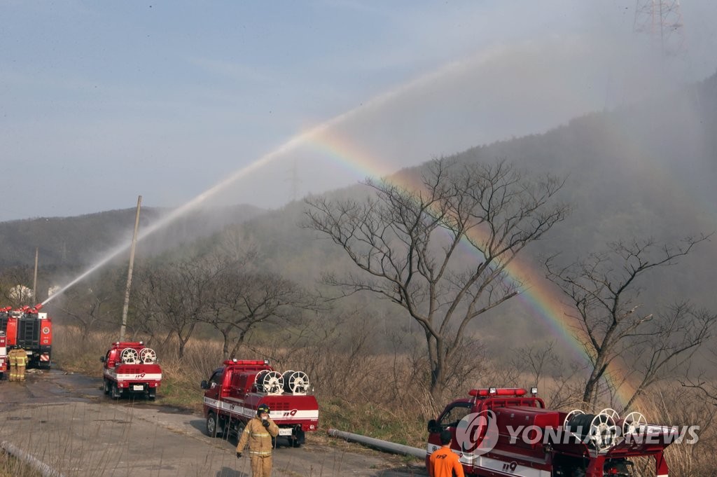'헬기 접근 못 하는 고압전선 산불을 진압하라'