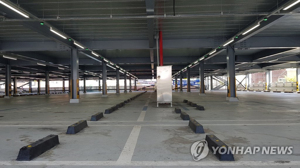 강원 산불 여파로 한산한 관광지 주차장