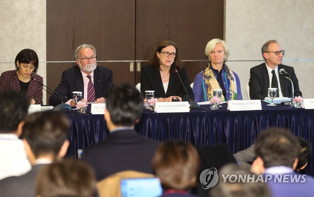 질문에 답하는 말스트롬 EU통상집행위원