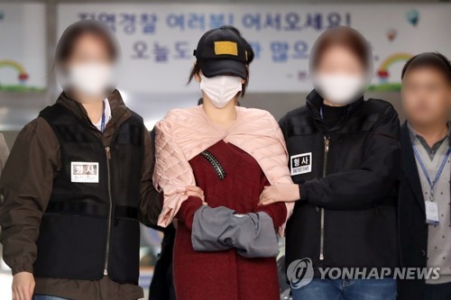 (수원=연합뉴스) 권준우 기자 = 마약 투약 혐의로 구속돼 경찰 수사를 받아온 남양유업 창업주의 외손녀 황하나(31) 씨가 지난 12일 오전 검찰 송치를 위해 경기도 수원시 수원남부경찰서를 나서고 있다.