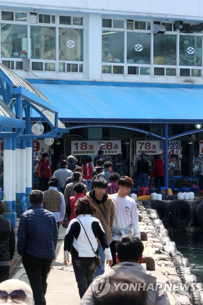 관광객 발길 이어지는 속초 동명활어센터