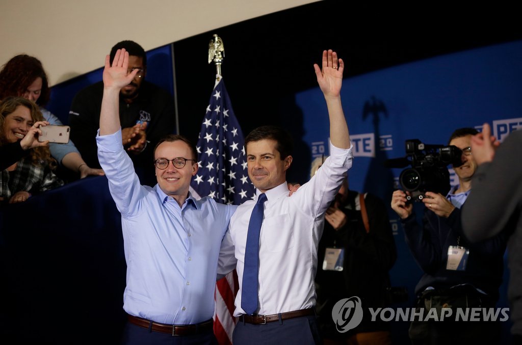 '동성 파트너'와 지지자들에게 인사하는 부티지지 시장