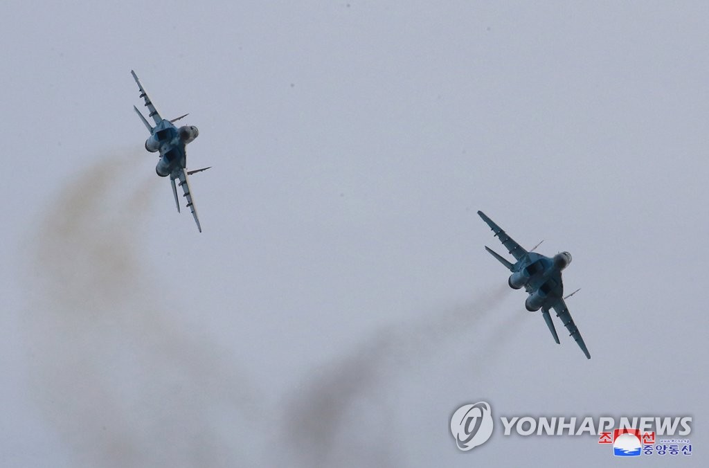 朝鮮中央通信は金委員長が空軍の飛行訓練を指導したと伝えた。訓練の様子＝１６日、平壌（朝鮮中央通信＝聯合ニュース）