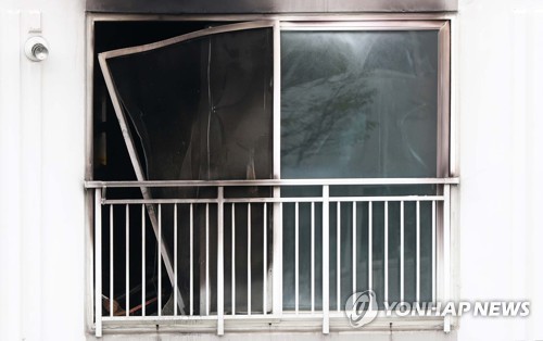 검게 그을린 진주 방화 아파트