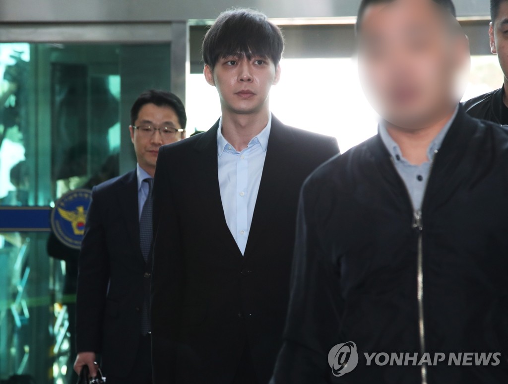 지난 17일 박유천 씨가 마약 투약 혐의에 대한 경찰 조사를 위해 경기도 수원시 경기남부지방청으로 출석하는 모습.