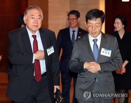 (서울=연합뉴스) 임헌정 기자 = 17일 오후 서울 중구 웨스틴조선 호텔에서 '4.27 판문점 선언 1주년 성과와 향후 과제'를 주제로 열린 통일연구원 개원 28주년 기념 학술회의에 문정인 대통령 통일외교안보특보(왼쪽)와 성경륭 경제·인문사회연구회 이사장이 이야기를 나누며 입장하고 있다. 뒷편 가운데 김연철 통일부 장관.