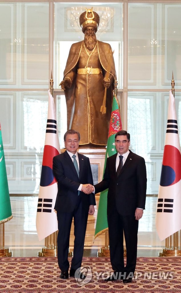 투르크메니스탄 대통령과 악수하는 문 대통령