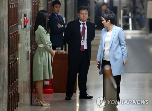 의총 입장 두고 고성 오갔던 이언주 의원