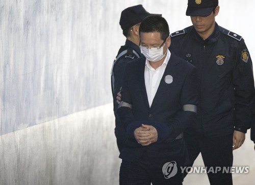 법정 향하는 윤중천 씨