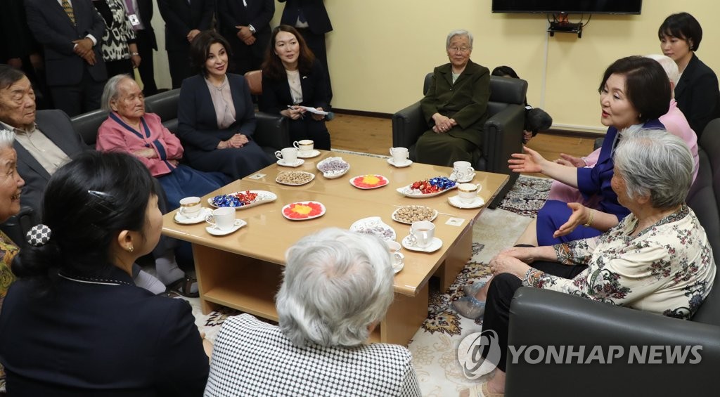 김정숙 여사 아리랑 요양원 방문