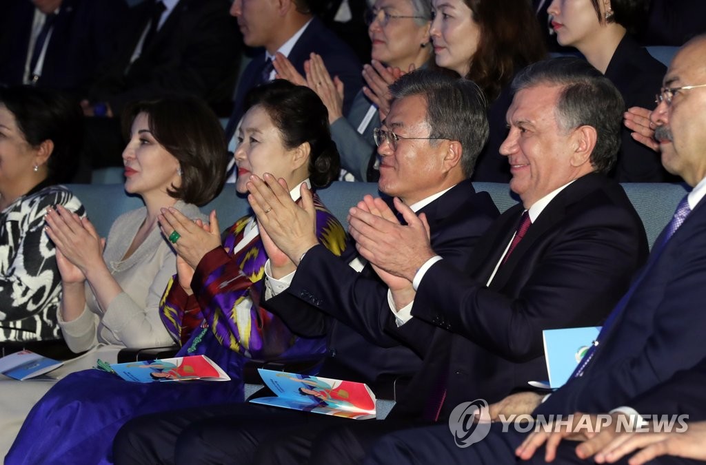 한-우즈베크 문화공연 관람하는 양국 정상 내외
