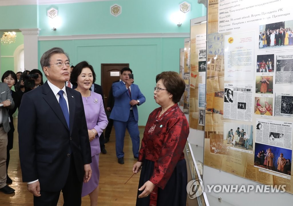 알마티 고려극장 역사 전시물 관람하는 문 대통령