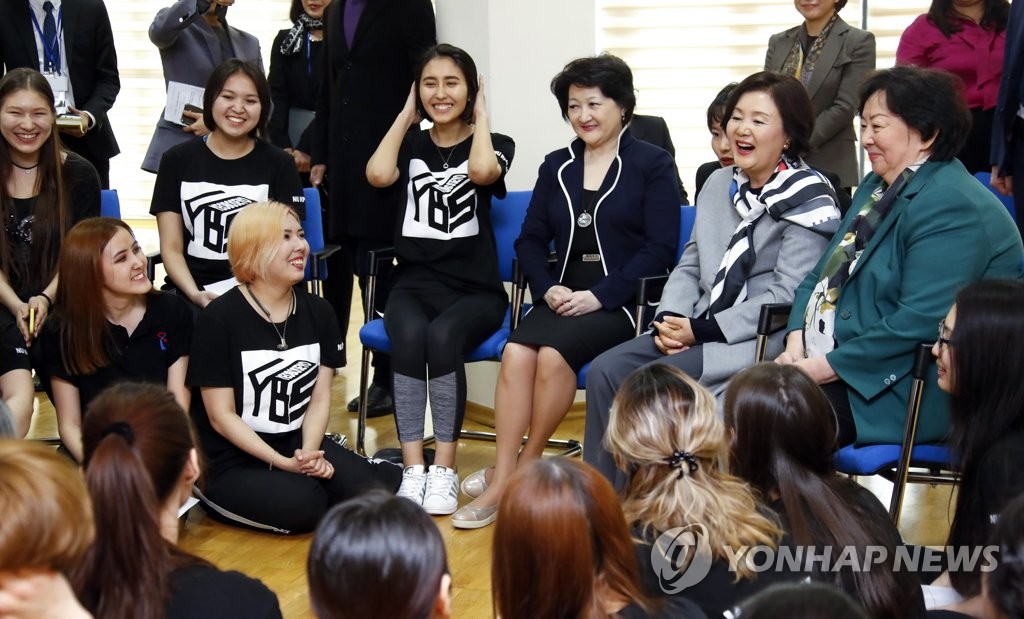 김정숙 여사, 나자르바예프대학 K-POP 동호회 만나