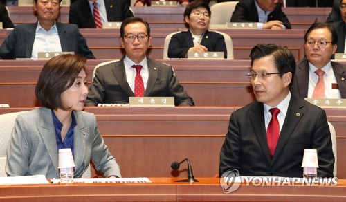 대화하는 황교안과 나경원