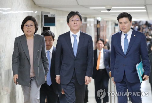 의총장 나서는 이혜훈-유승민-지상욱