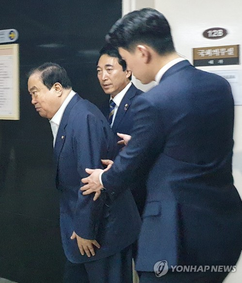 병원에 후송되는 문희상 국회의장