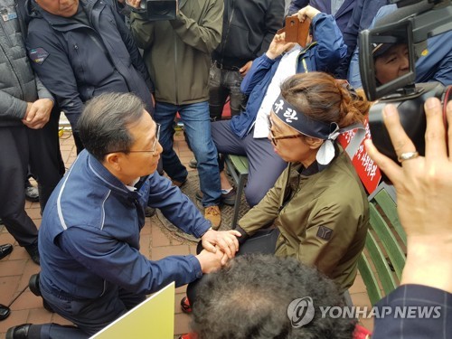 유족에게 사과하는 한전 사장