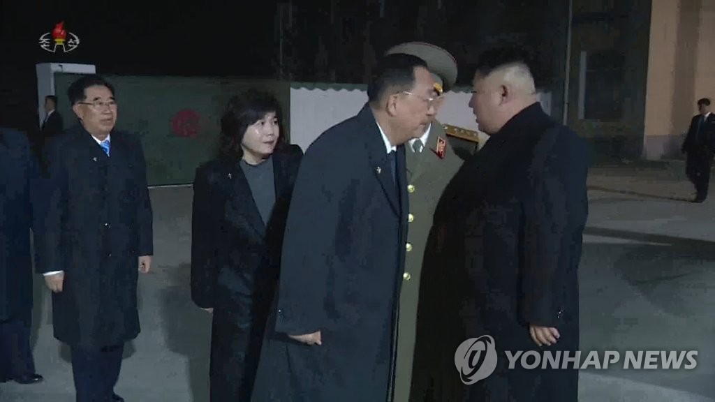 북한 김정은, 수행원들과 출발 전 대화