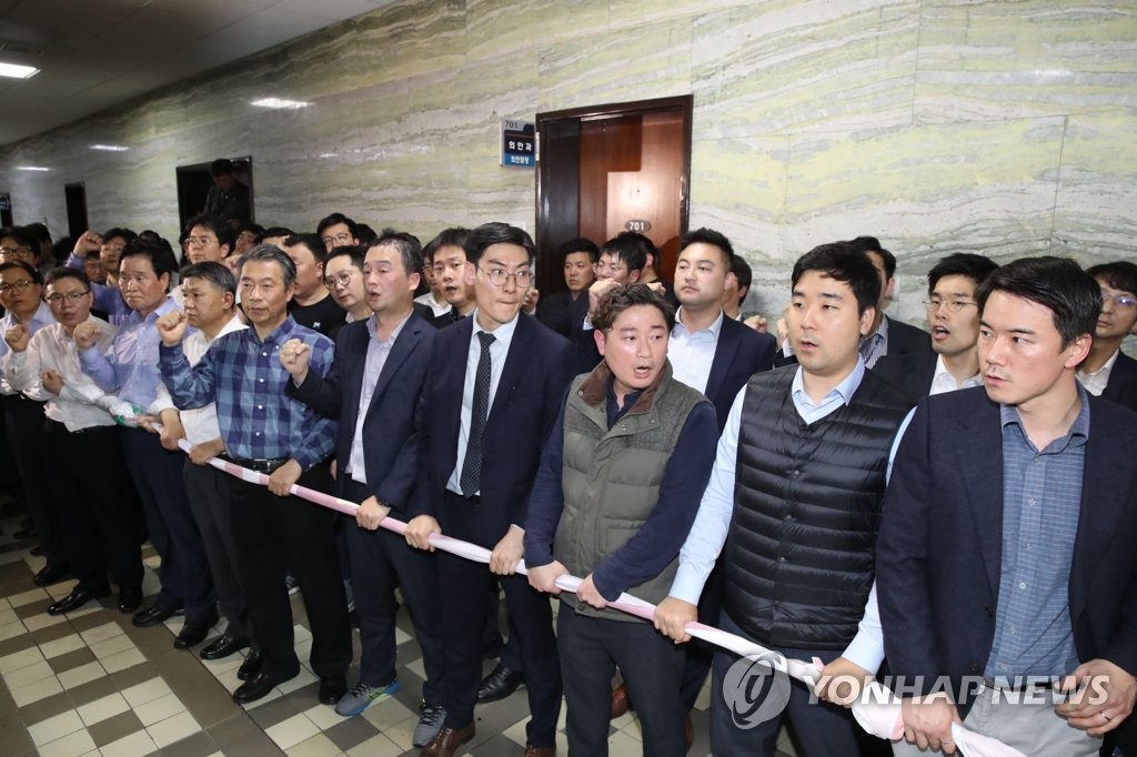의안과 앞 한국당 인간벽