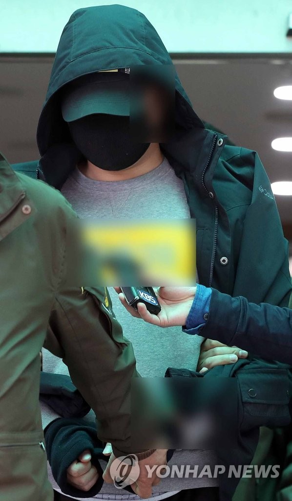 경찰서 나서는 위층 살해 조현병 10대