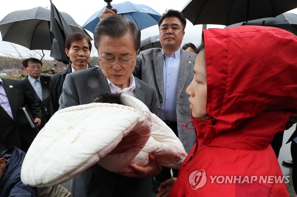 산불피해 이재민의 아이 안은 문 대통령
