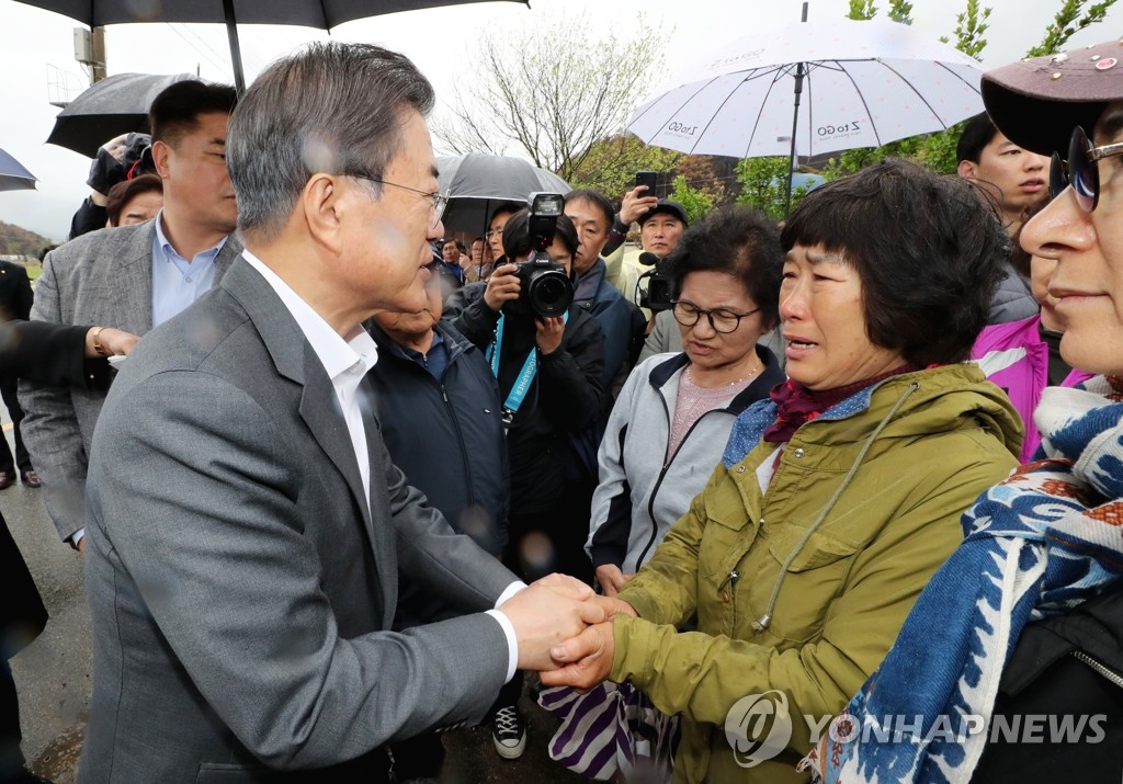 강원 산불피해 복구현장, 이재민 위로하는 문 대통령