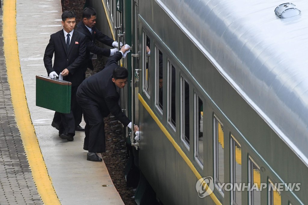 블라디보스토크 역서 출발 기다리는 김정은 전용열차