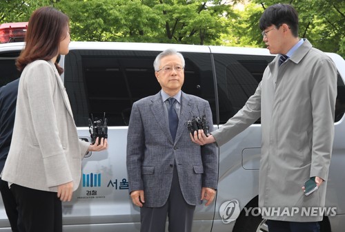 취재진 질문 듣는 'KT 부정채용 정점' 이석채 前회장