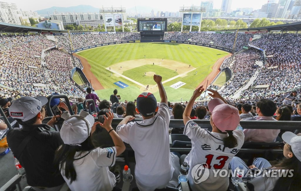 Fans attend a Korea Baseball Organization regular season game between the home team Doosan Bears and the LG Twins at Jamsil Stadium in Seoul on May 5, 2019. (Yonhap)