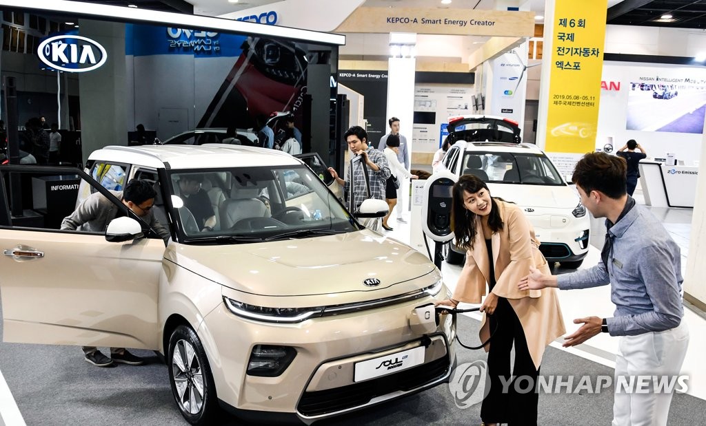 This photo provided by Kia Motors Corp. shows a Soul EV displayed at the International Electric Vehicle Expo in Seogwipo, Jeju Island on May 8, 2019. (PHOTO NOT FOR SALE) (Yonhap)