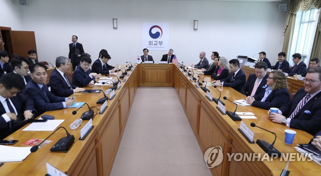 This photo shows government officials of South Korea and the United States gathered at Seoul's foreign ministry for working group talks on North Korea-related issues on May 10, 2019. (Yonhap)
