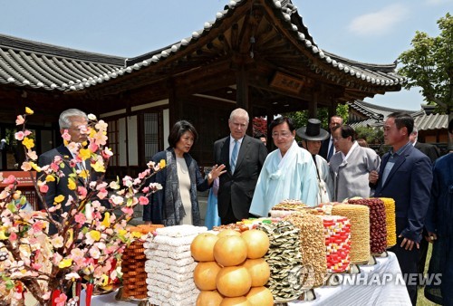 영국 여왕 생일상 살펴보는 앤드루 왕자
