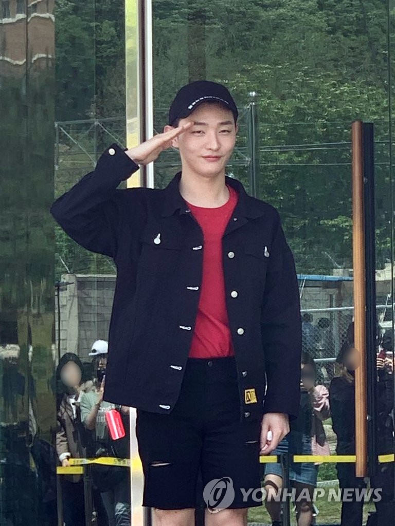 Wanna One's Yoon Ji-sung joins army Wanna One's Yoon Ji-sung joins army
