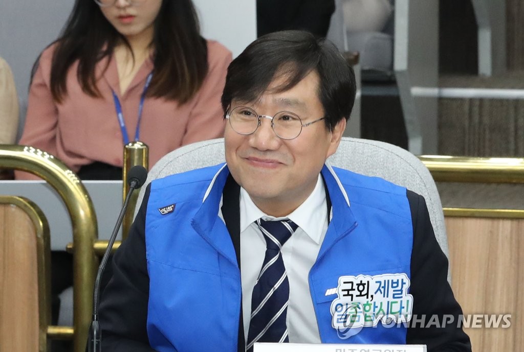 인사하는 양정철 민주연구원장