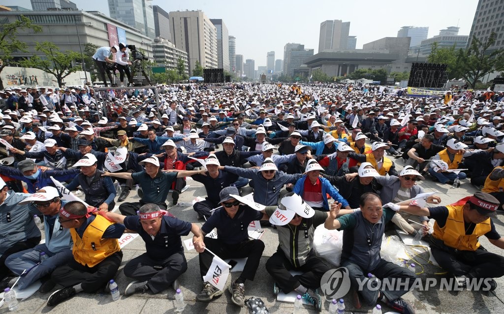 어깨동무하는 택시기사들