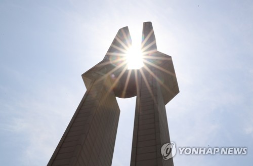 5·18 기념탑으로 쏟아지는 햇살