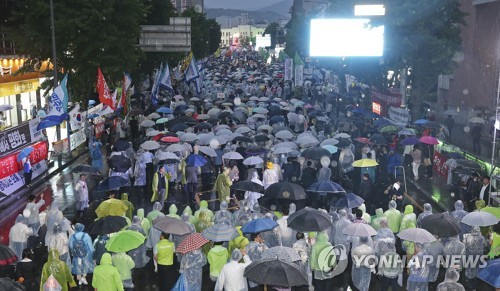 빗속에서 열린 5·18 39주년 전야제 행진